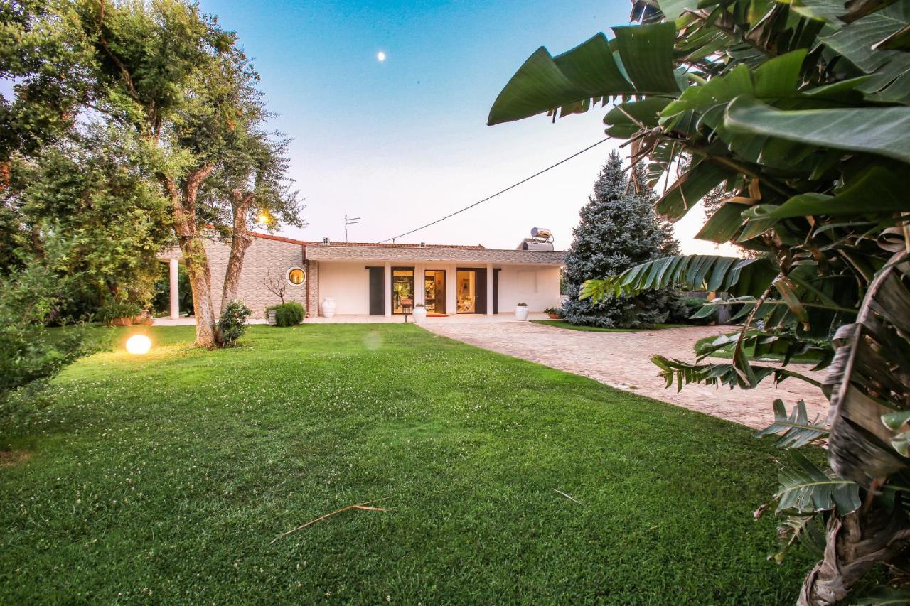 Villa Con Parco E Piscina San Michele Salentino Exterior photo